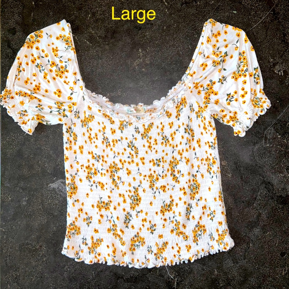 Large , white and yellow flower crop top. Great for the summer or fall times 😊